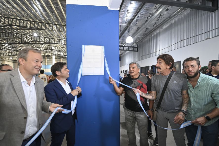 Las autoridades junto al campeón del mundo, Héctor Enrique