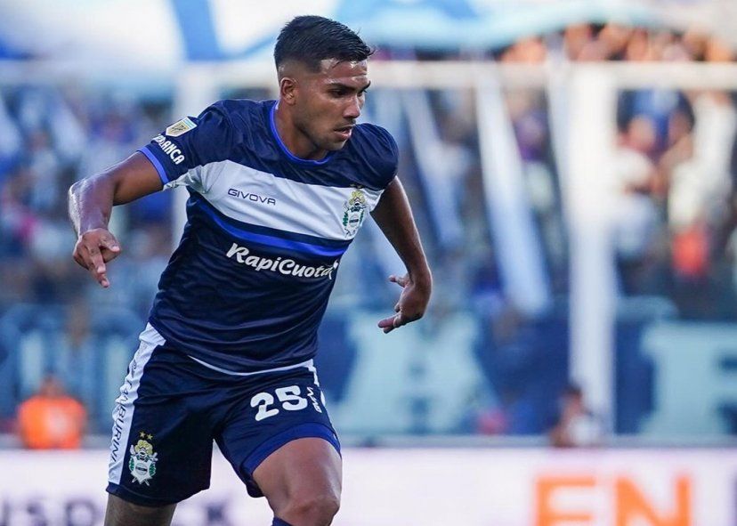 David Zalazar en acción con la camiseta de Gimnasia. (Foto: prensa GELP)