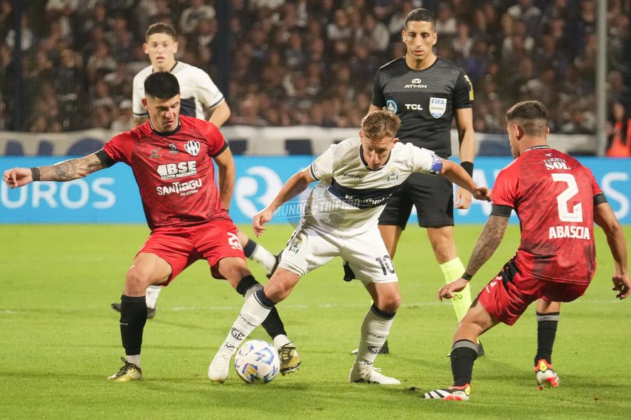 De Blasis tuvo la más clara del partido para Gimnasia (Foto: Mundo Tripero) De Blasis tuvo la más clara del partido para Gimnasia (Foto: Mundo Tripero)