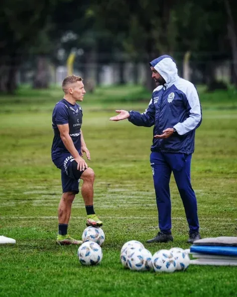 De Blasis y Marcelo Méndez compartiendo una charla en el entrenamiento de Gimnasia