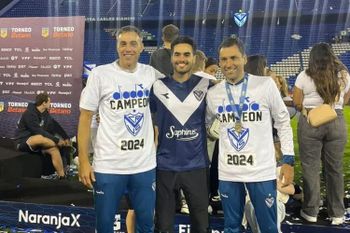 Leandro Desábato, en los festejos de Vélez tras conquistar la Liga Profesional.