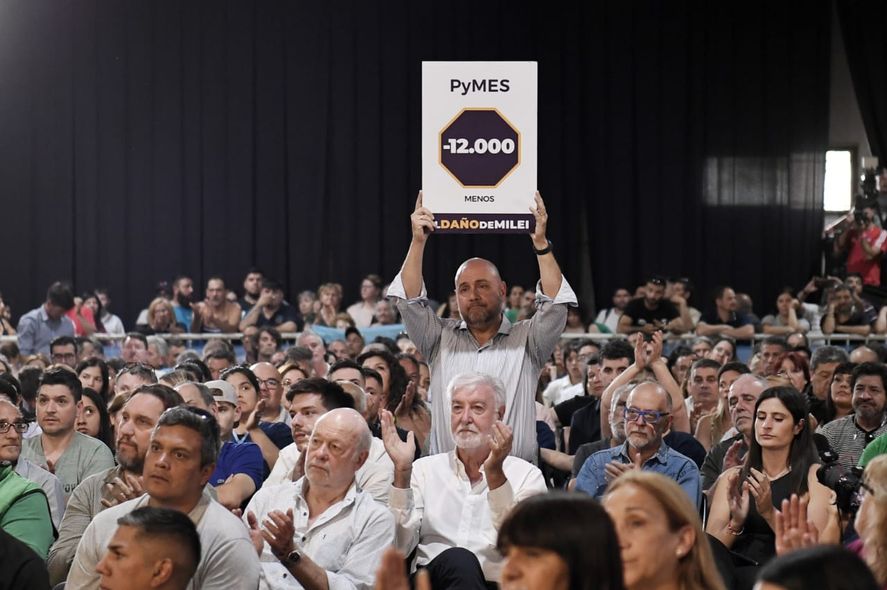 Desde San Mantín, Axel Kicillof evaluó el primer año de Javier Milei junto a una multisectorial. Desde San Mantín, Axel Kicillof evaluó el primer año de Javier Milei junto a una multisectorial.