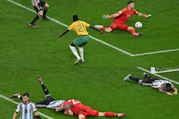 La atajada de Dibu Martínez para salvar la victoria de la Selección Argentina ante Australia para clasificar a los cuartos de final del Mundial Qatar 2022