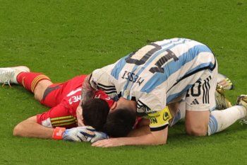 Lionel Messi abraza a Dibu Martínez, después de que ataje dos penales, en la definición ante Países Bajos y lograr la clasificación a las semifinales del Mundial