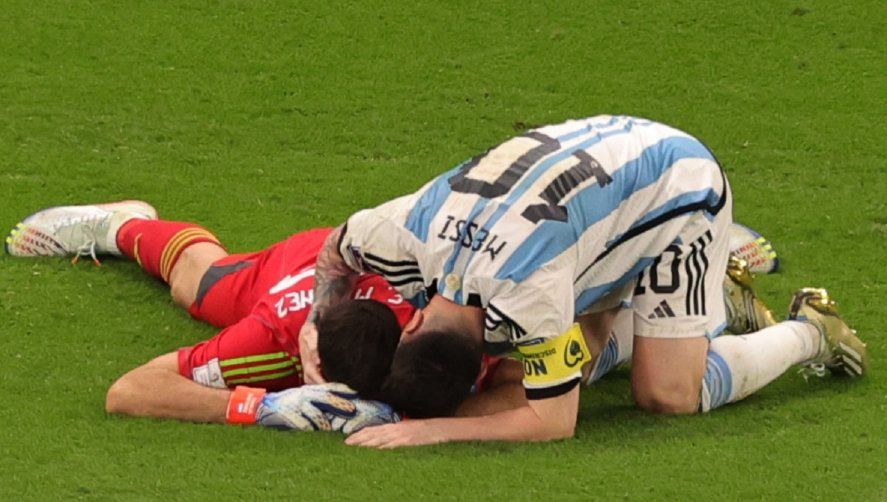 Lionel Messi abraza a Dibu Martínez, después de que ataje dos penales en la definición ante Países Bajos.
