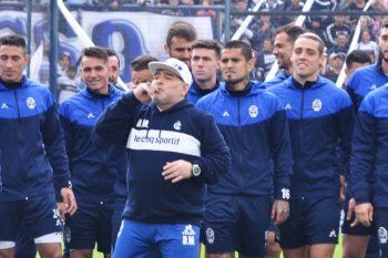 Víctor Ayala junto a Diego Maradona en su presentación en Gimnasia (Foto: prensa GELP).
