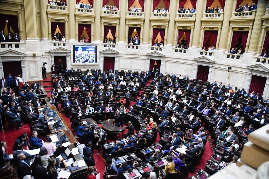 Diputados aprobó en general la Ley Ómnibus y entró en cuarto intermedio hasta el martes que viene. Diputados aprobó en general la Ley Ómnibus y entró en cuarto intermedio hasta el martes que viene.