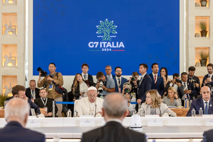 Por primera vez en la historia del G7, participa de la cumbre de jefe de Estados el sumo pontífice. Por primera vez en la historia del G7, participa de la cumbre de jefe de Estados el sumo pontífice.