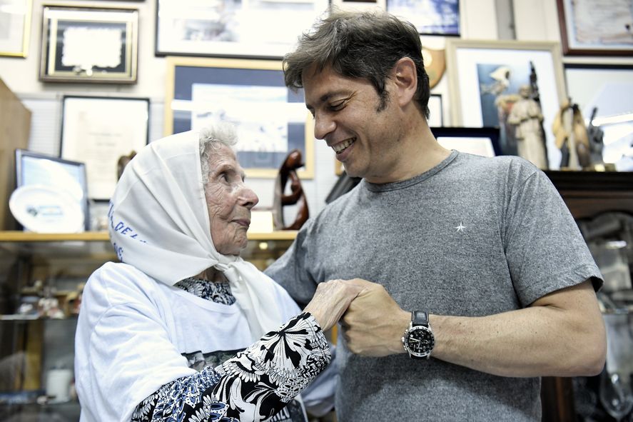 Axel Kicillof participó de la histórica marcha por el Día de la Memoria y expresó su apoyo a las Madres y Abuelas de Plaza de Mayo. Axel Kicillof participó de la histórica marcha por el Día de la Memoria y expresó su apoyo a las Madres y Abuelas de Plaza de Mayo.