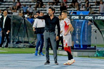 Estudiantes y Eduardo Domínguez y dos nombres para la mitad de la cancha 