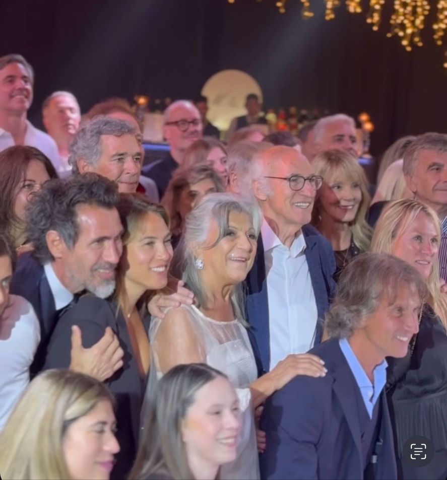 Eduardo Domínguez, el técnico de Estudiantes, con su mujer Brenda y sus suegros, Margarita y Carlos Bianchi.