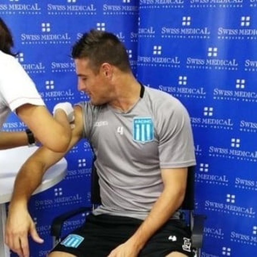 Pillud pone el brazo: el lateral está dentro de más del 90 % de jugadores vacunados en la LIga Profesional.