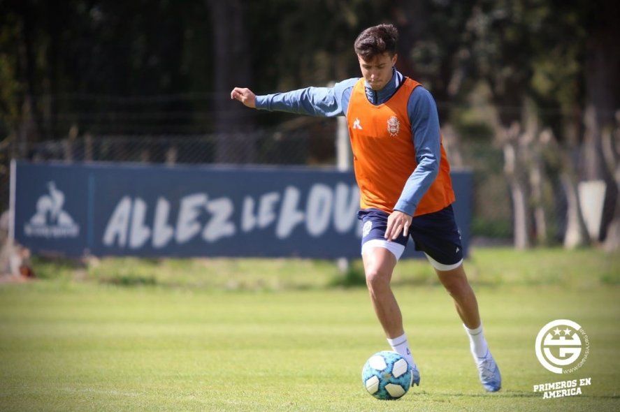 Paradela en acción, se perfila para ser protagonista en el Gimnasia de Maradona.
