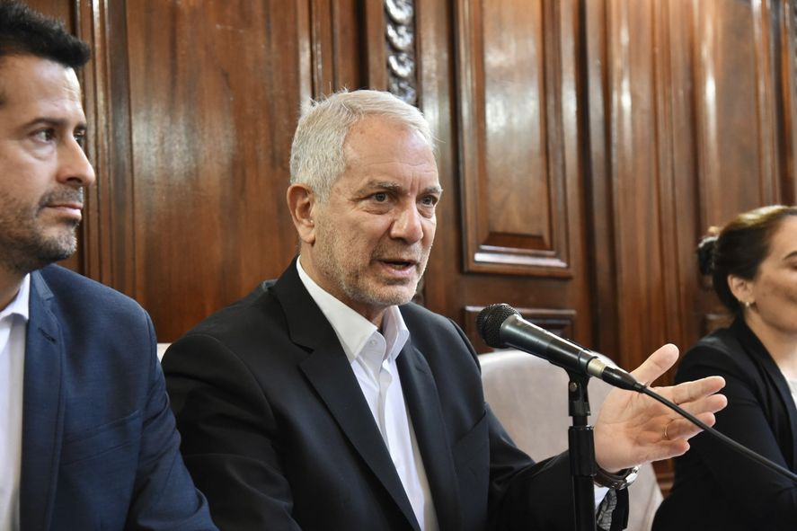 El intendente Julio Alak pidió licencia por diez días. El intendente Julio Alak pidió licencia por diez días.