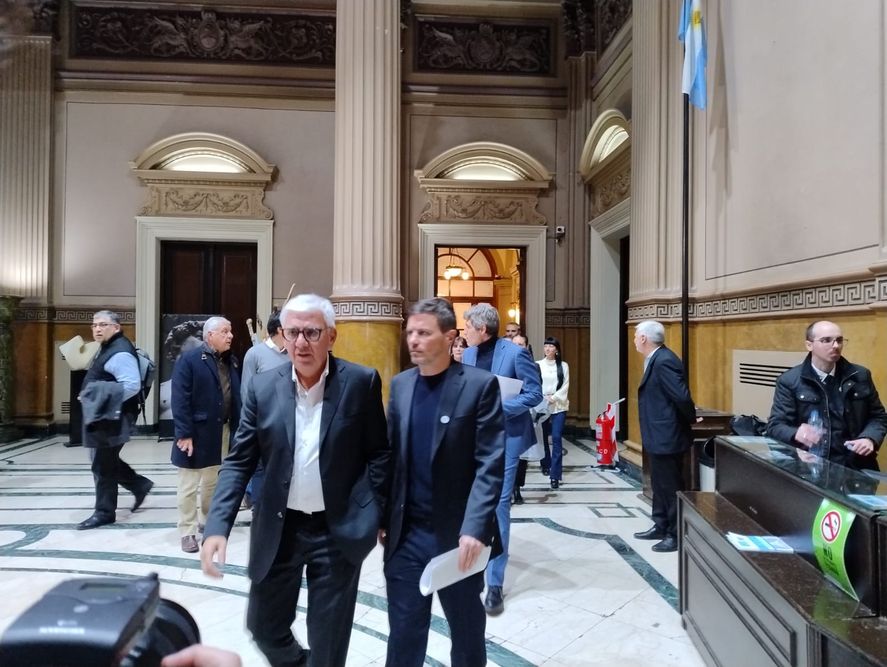 El reclamo por la planta de GNL en Bahía Blanca sumó un respaldo unánime en la Legislatura El reclamo por la planta de GNL en Bahía Blanca sumó un respaldo unánime en la Legislatura