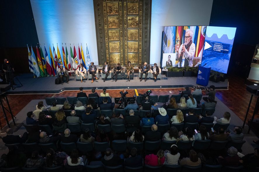 En Uruguay, Axel Kicillof cerró un panel desarrollo económico y habló del intento bonaerense de abordar la integración regional frente al estado desertor de Milei. En Uruguay, Axel Kicillof cerró un panel desarrollo económico y habló del intento bonaerense de abordar la integración regional frente al estado desertor de Milei.