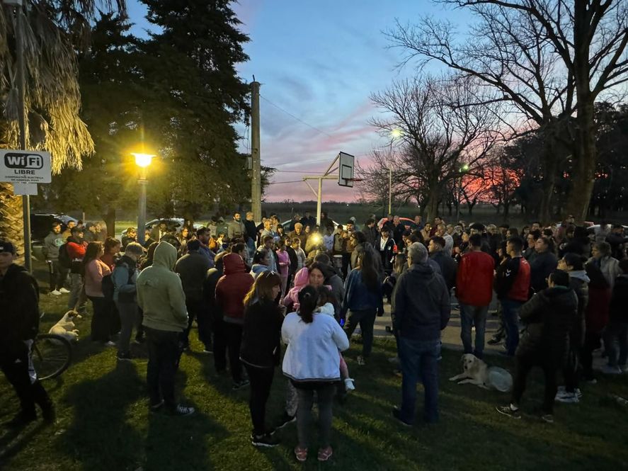 Encapuchados llegaron a General Rojo en otro intento de desmantelar la plaza. La agresión a un vecino movilizó al pueblo. Crece el conflicto con los Passaglia.   