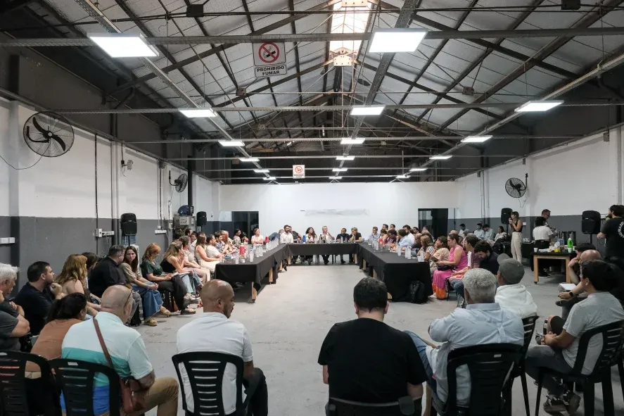 Con las elecciones en el horizonte, Andrés Larroque y Carlos Bianco encabezaron un multitudinario encuentro de dirigentes.