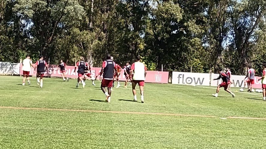 Estudiantes lleva adelante el primero de los dos turnos en el Country Club de City Bell bajo la atenta mirada de Eduardo Domínguez Estudiantes lleva adelante el primero de los dos turnos en el Country Club de City Bell bajo la atenta mirada de Eduardo Domínguez