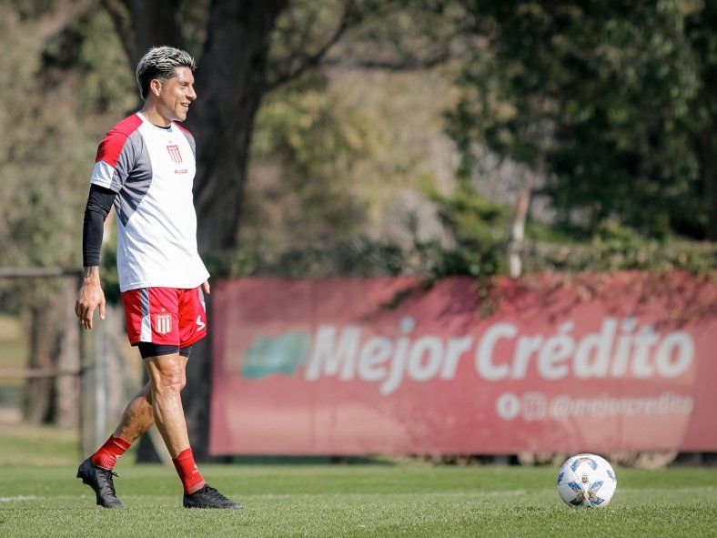 Enzo Pérez se calzó los guantes en el entrenamiento de Estudiantes Enzo Pérez se calzó los guantes en el entrenamiento de Estudiantes