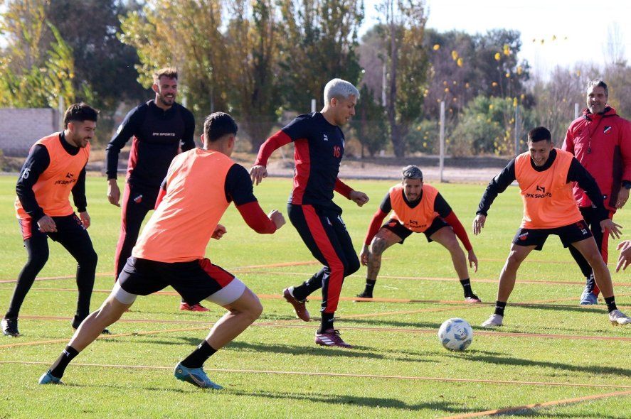 Enzo Pérez estuvo aprovechando su descanso entrenándose en Deportivo Maipú, el club donde empezó.