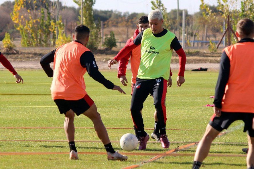 Teñido de blanco, el look de Enzo Pérez entrenándose en Maipú, el club donde empezó. Teñido de blanco, el look de Enzo Pérez entrenándose en Maipú, el club donde empezó.