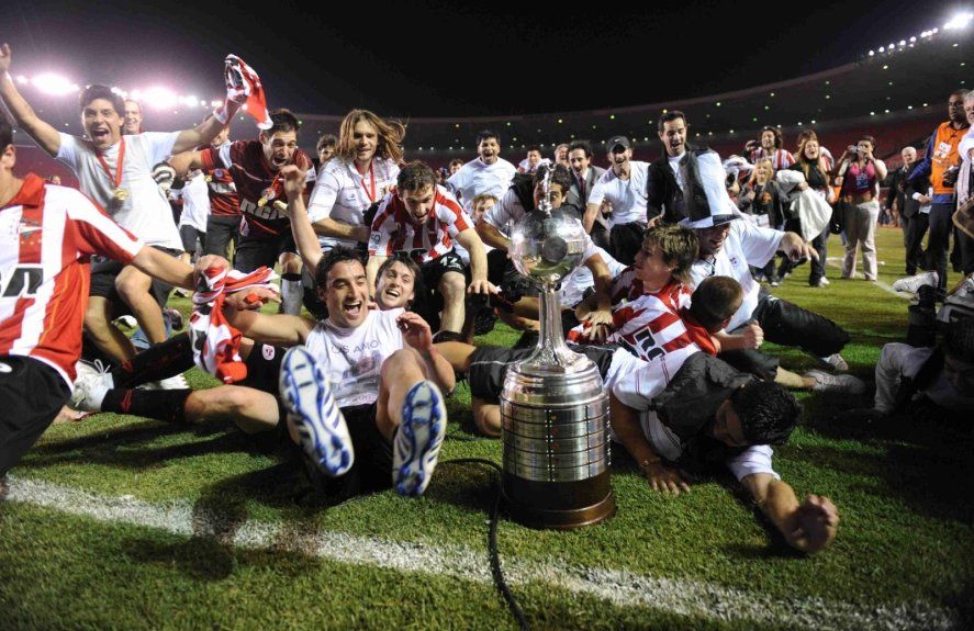 El festejo de Enzo Pérez y todo Estudiantes por aquella conquista en la Copa Libertadores El festejo de Enzo Pérez y todo Estudiantes por aquella conquista en la Copa Libertadores