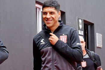 enzo perez, suplente: 6 meses despues dominguez lo sento en el banco