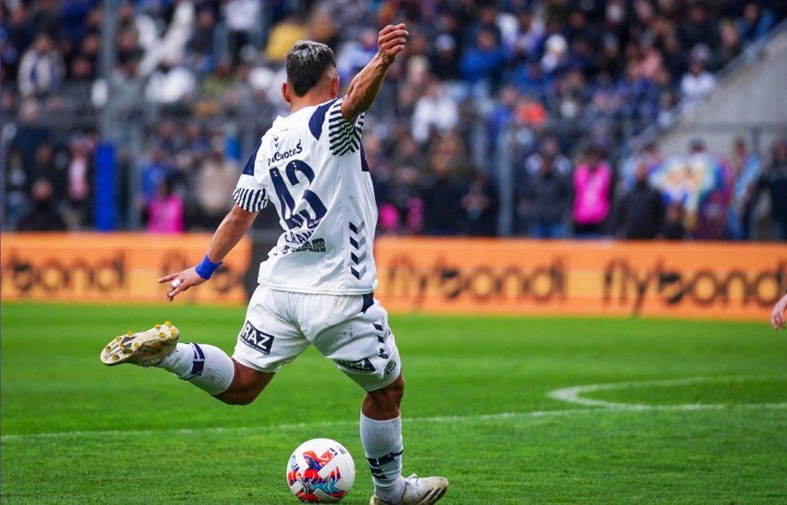 Eric Ramírez en acción en el Bosque. Es una de las figuras de Gimnasia.