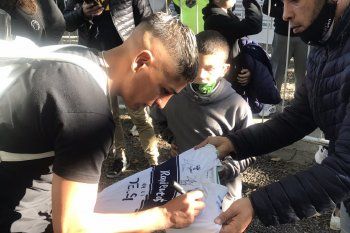 Eric Ramírez firmándole la camiseta a un hincha de Gimnasia en el Bosque (Foto: @santigiorello)