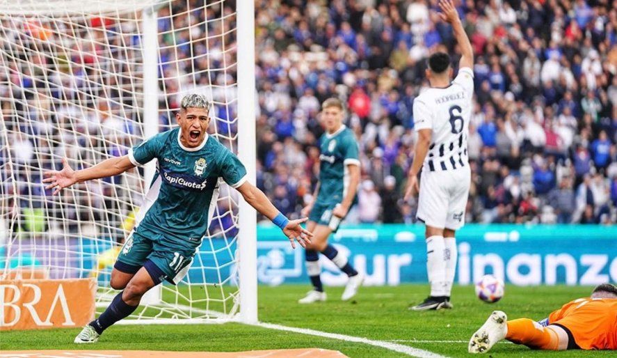 Eric Ramírez festejando uno de los tantos goles convertidos con la camiseta de Gimnasia. 