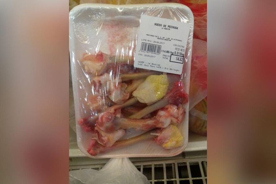 Esta práctica no es nueva en supermercados. Ya en 2017, La Anónima hacia algo bastante similar con huesos de pollo 