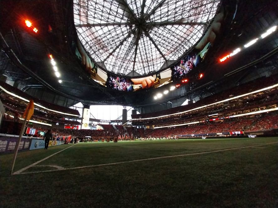 El césped sintético del estadio de Atlanta generó fuerte polémica.