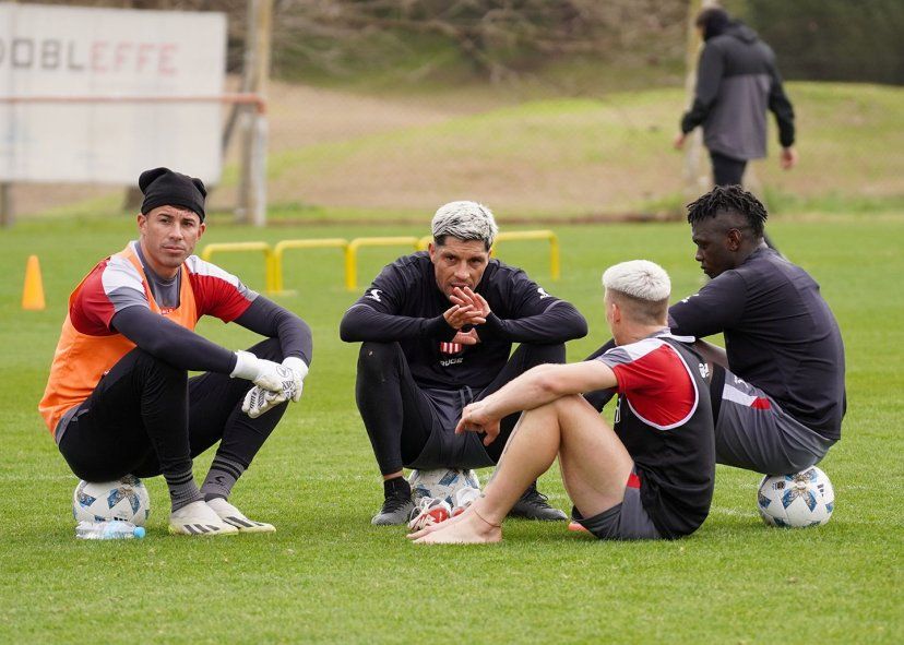 Estudiantes se entrena en City Bell y Domínguez busca el equipo. Estudiantes se entrena en City Bell y Domínguez busca el equipo.