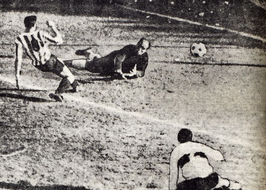 El gol de Eduardo Flores para Estudiantes en el primer Clásico de Osvaldo Zubeldía. (Foto: Crónica) El gol de Eduardo Flores para Estudiantes en el primer Clásico de Osvaldo Zubeldía. (Foto: Crónica)
