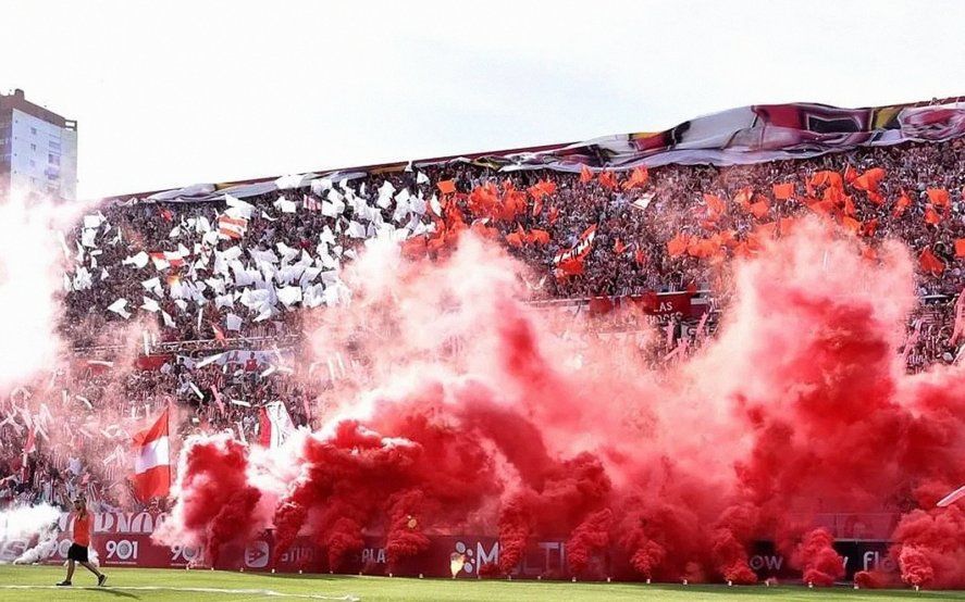 La hinchada de Estudiantes en UNO. La hinchada de Estudiantes en UNO.