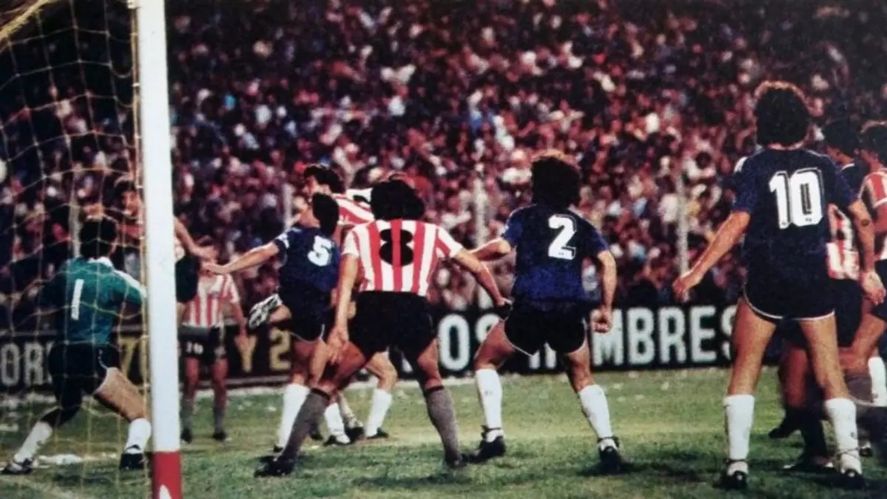 El duelo entre Estudiantes y Vélez de 1982 que, luego de la polémica, dio inicio al buen vínculo. El duelo entre Estudiantes y Vélez de 1982 que, luego de la polémica, dio inicio al buen vínculo.