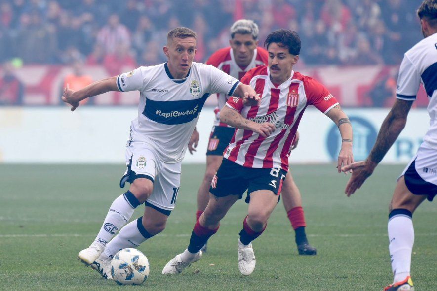 Estudiantes vs. Gimnasia. De Blasis jugó un gran primer tiempo en el equipo de Marcelo Méndez