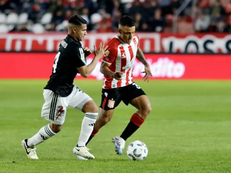 Tiago Palacios en acción en Estudiantes vs. Riestra Tiago Palacios en acción en Estudiantes vs. Riestra