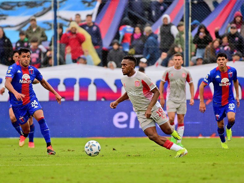 Alexis Manyoma en acción en Estudiantes vs. Tigre Alexis Manyoma en acción en Estudiantes vs. Tigre