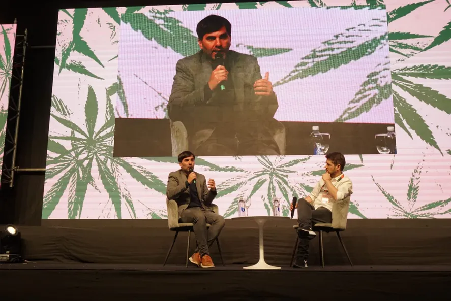 Francisco Echarren, actual intendente de Castelli, fue el director de la agencia nacional de cannabis.