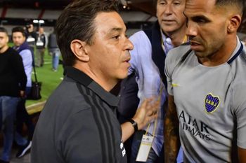 Tevez y Gallardo, antes de retirarse de Boca Carlitos estuvo cerca de romper al refuerzo que busca River.
