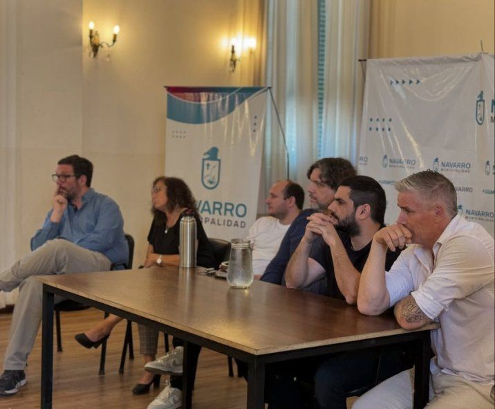 Facundo Diz, intendente de Navarro, y Homero Giles, titular del IOMA, hablando ante afiliados en medio del conflicto con FEMEBA. Facundo Diz, intendente de Navarro, y Homero Giles, titular del IOMA, hablando ante afiliados en medio del conflicto con FEMEBA.