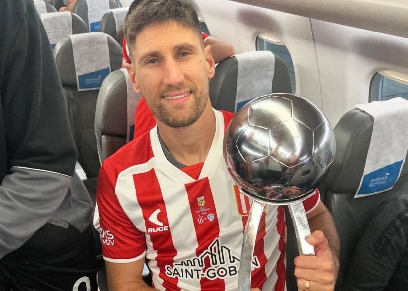 Federico Fernández con la Copa de la Liga. Federico Fernández con la Copa de la Liga.