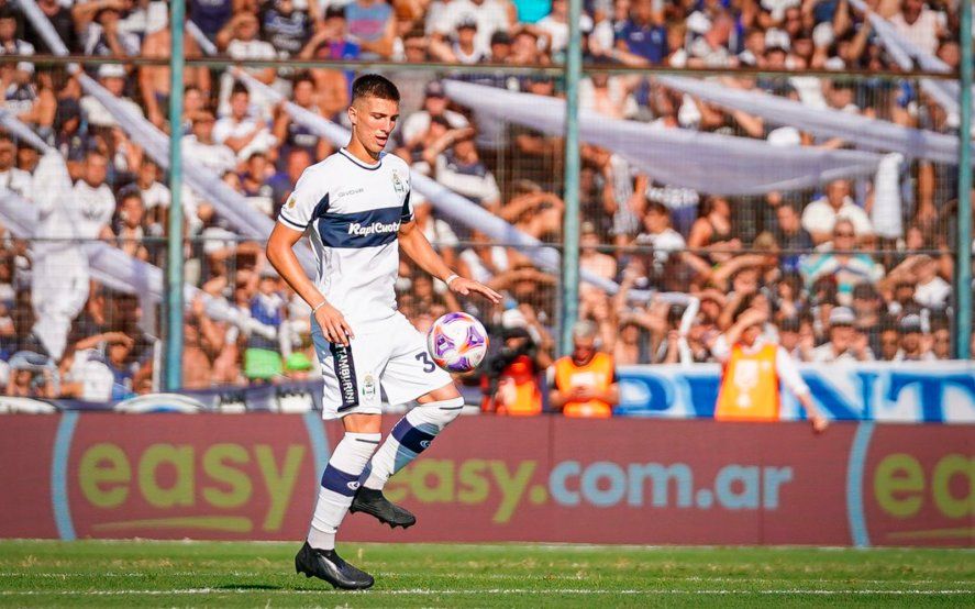 Felipe Sánchez, futbolista de Gimnasia, en el Bosque Felipe Sánchez, futbolista de Gimnasia, en el Bosque
