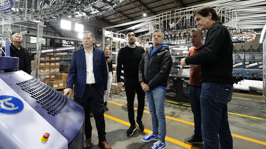 Fernando Gray, Juan Zabaleta y Facundo Moyano visitaron una fábrica afectada por el desplome de las ventas