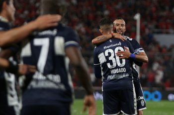 Rodrigo Holgado festeja el gol de Gimnasia junto a Brahian Alemán Rodrigo Holgado festeja el gol de Gimnasia junto a Brahian Alemán