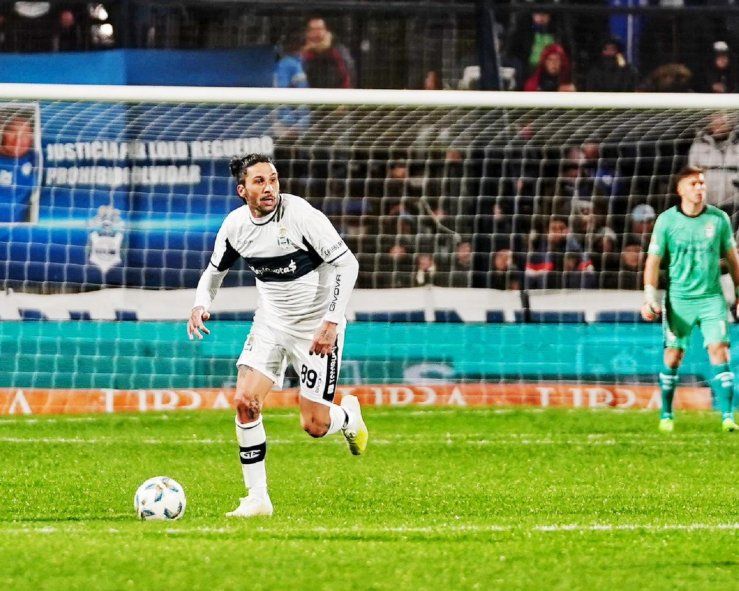 Lucas Castro y su primer partido como titular en su regreso al Bosque con la camiesta de Gimnasia 