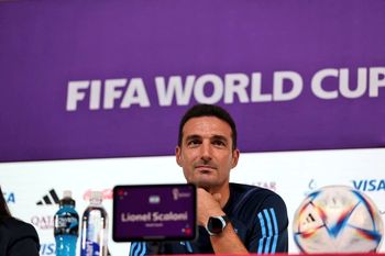 scaloni en conferencia: la pina recibida, la confianza, el estado de messi y el regalo para diego