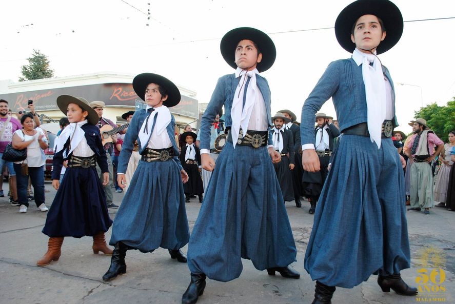 Llega un nuevo aniversario del 25 de Mayo en todo el país, en Infocielo repasamos algunos bailes típicos para recordar y celebrar esta fecha patria.